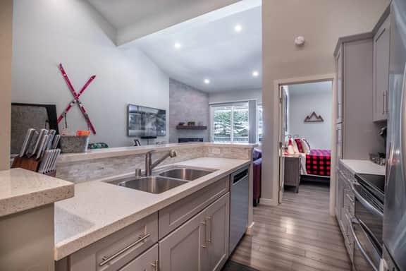 Luxury Condo Steps to Shuttle & 5 min to Village - Image 5